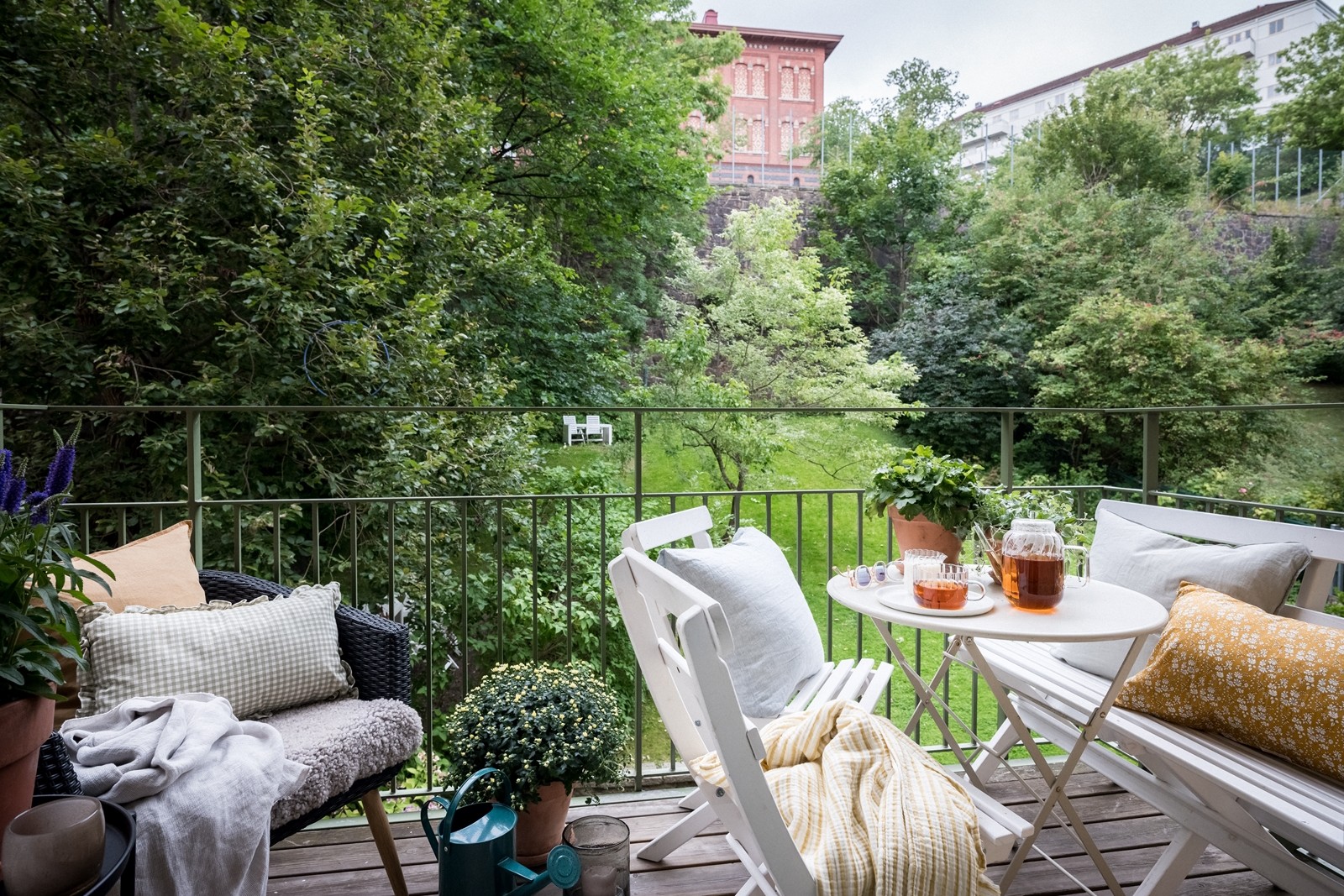 Grönska och lugn i sällsynt vacker symbios - välkommen till Brf Snäckan