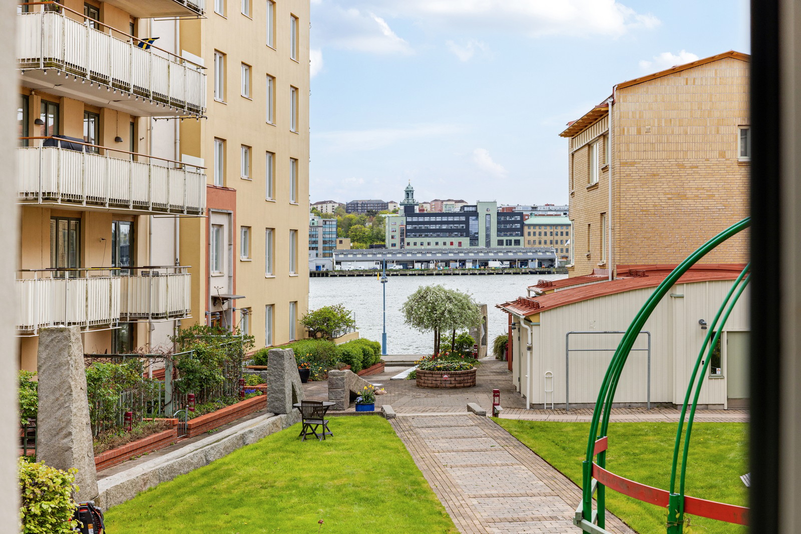 Välkommen till Sörhallsorget 31 och denna lägenhet med ett fint läge längs med kajen