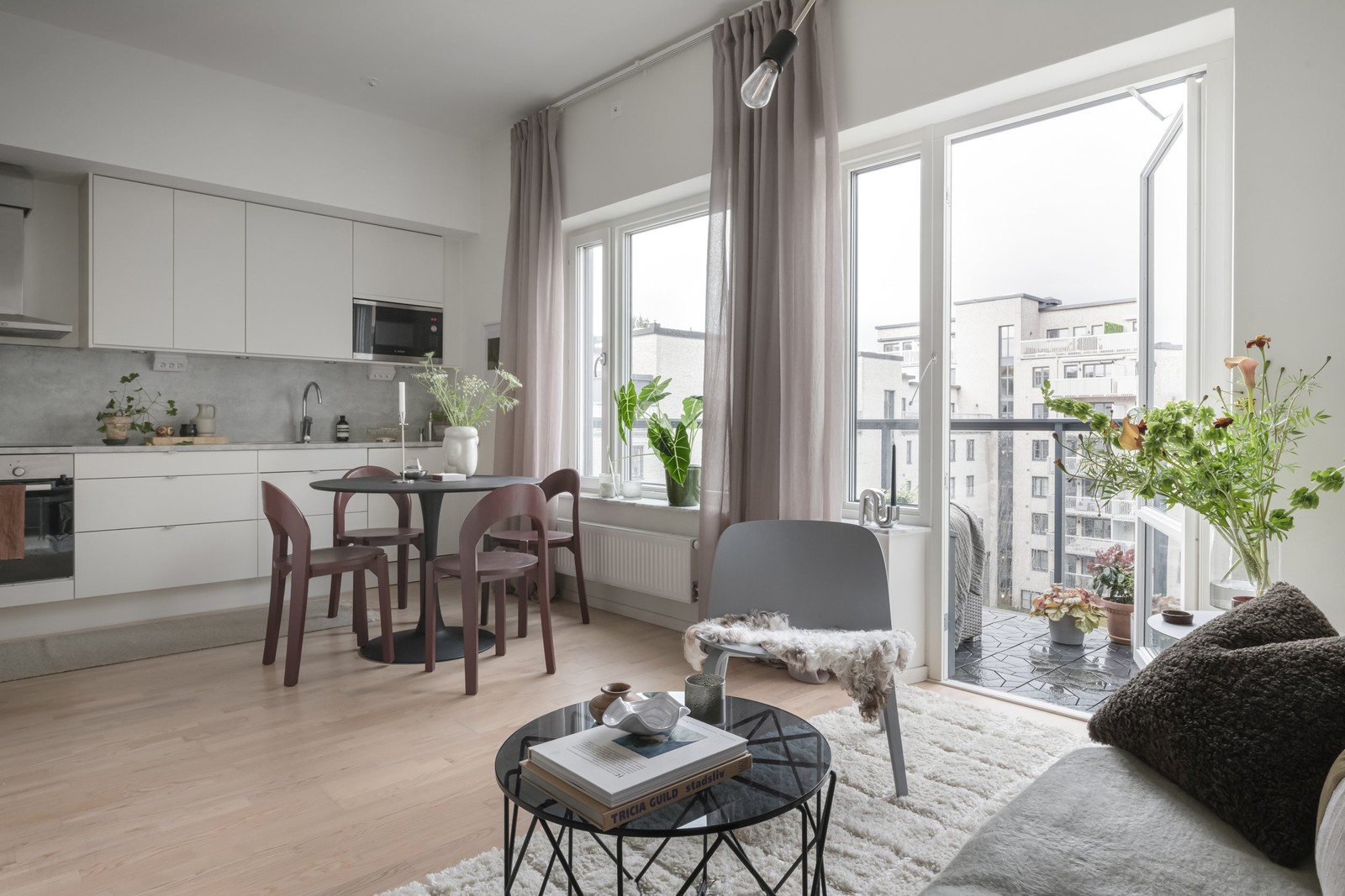 Nu presenteras denna kompletta 1,5:a med stilrena materialval och lyxig känsla!