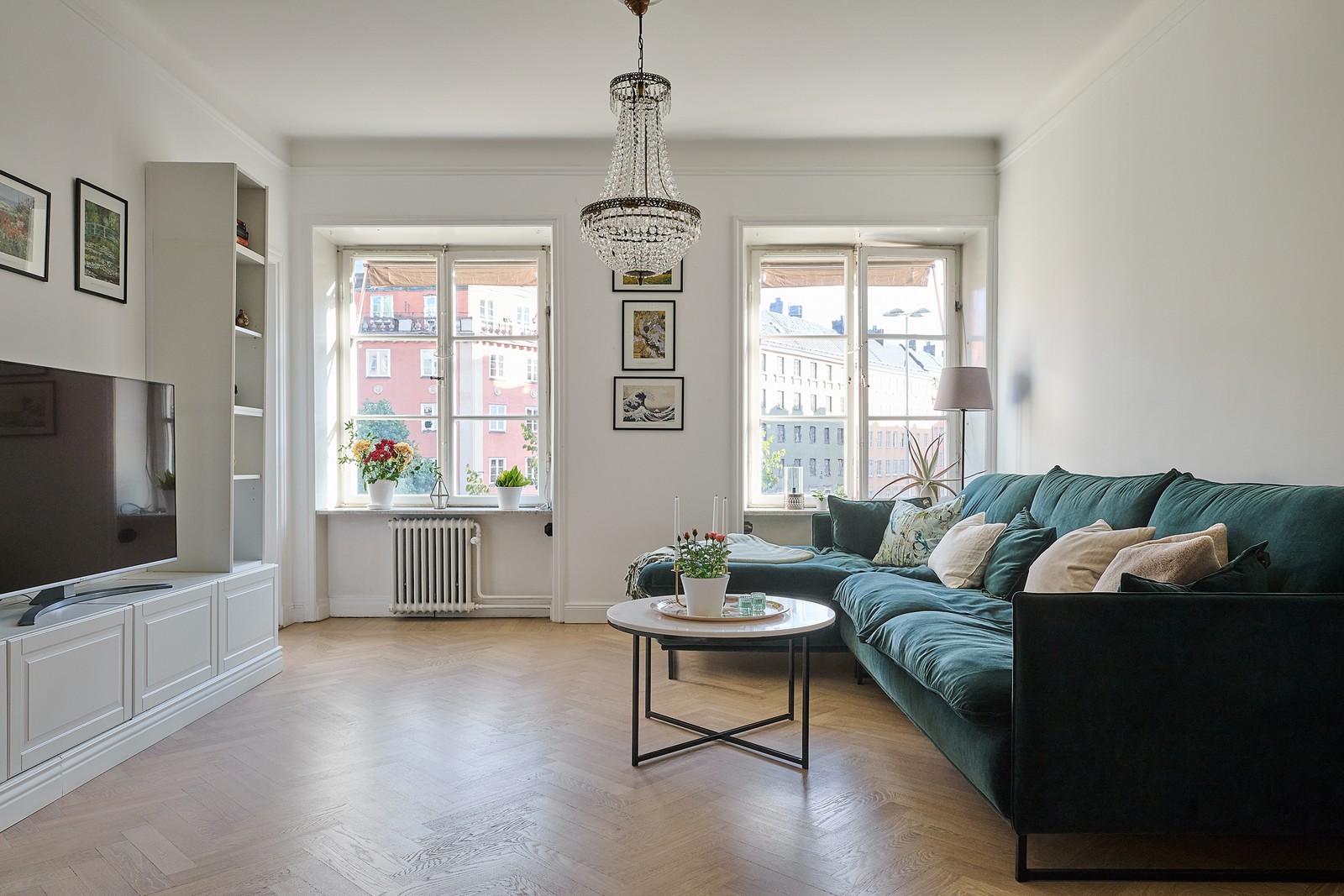 Dubbla spröjsade fönster i vardagsrummet