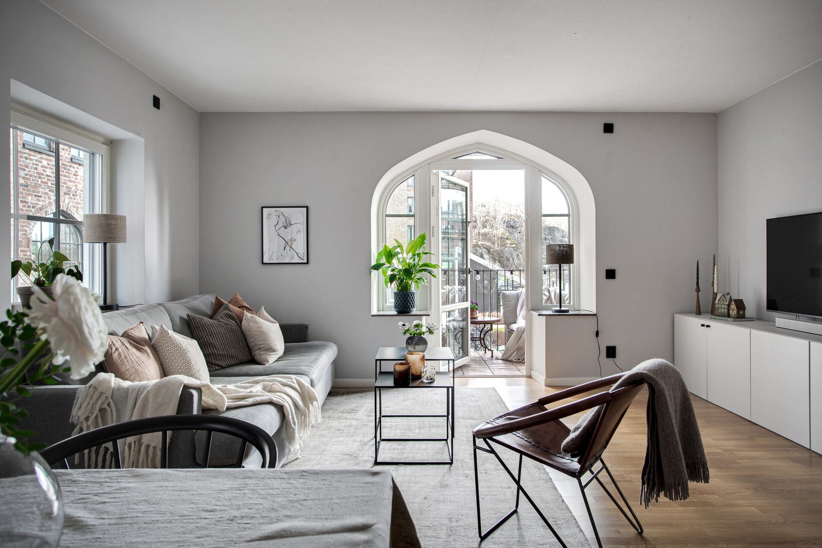 Spröjsade, välvda fönster med djupa nischer ger bostaden dess unika prägel