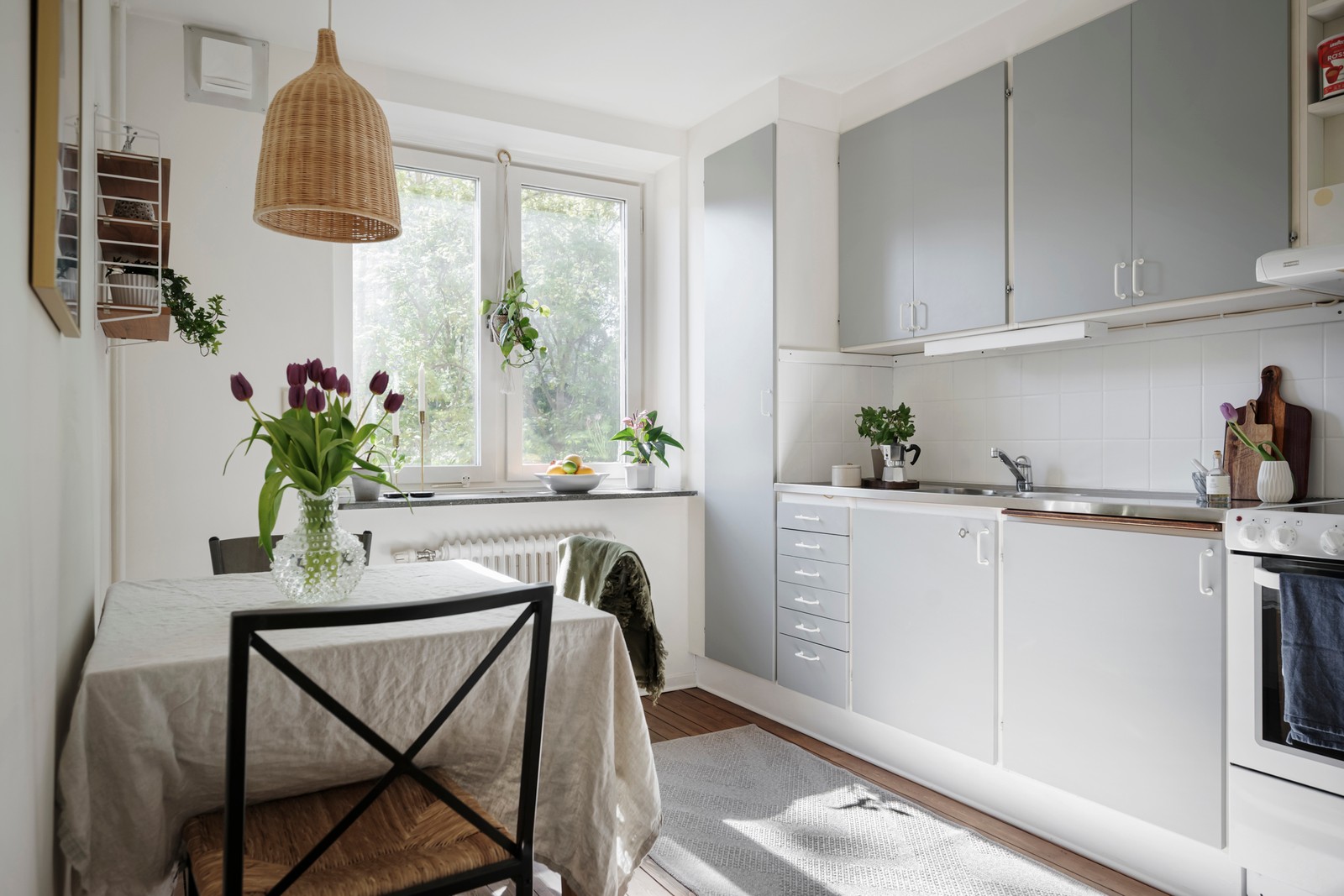 Äldre charmigt stuk med skåpsluckor i grått och nätta beslag