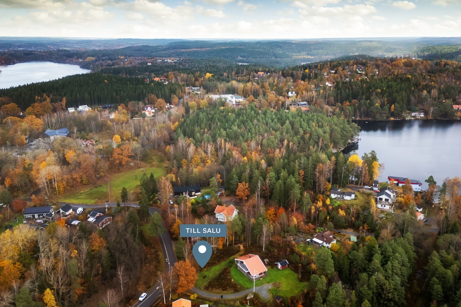 Tomten på Lottas Väg 10 är belägen i natursköna Öxeryd