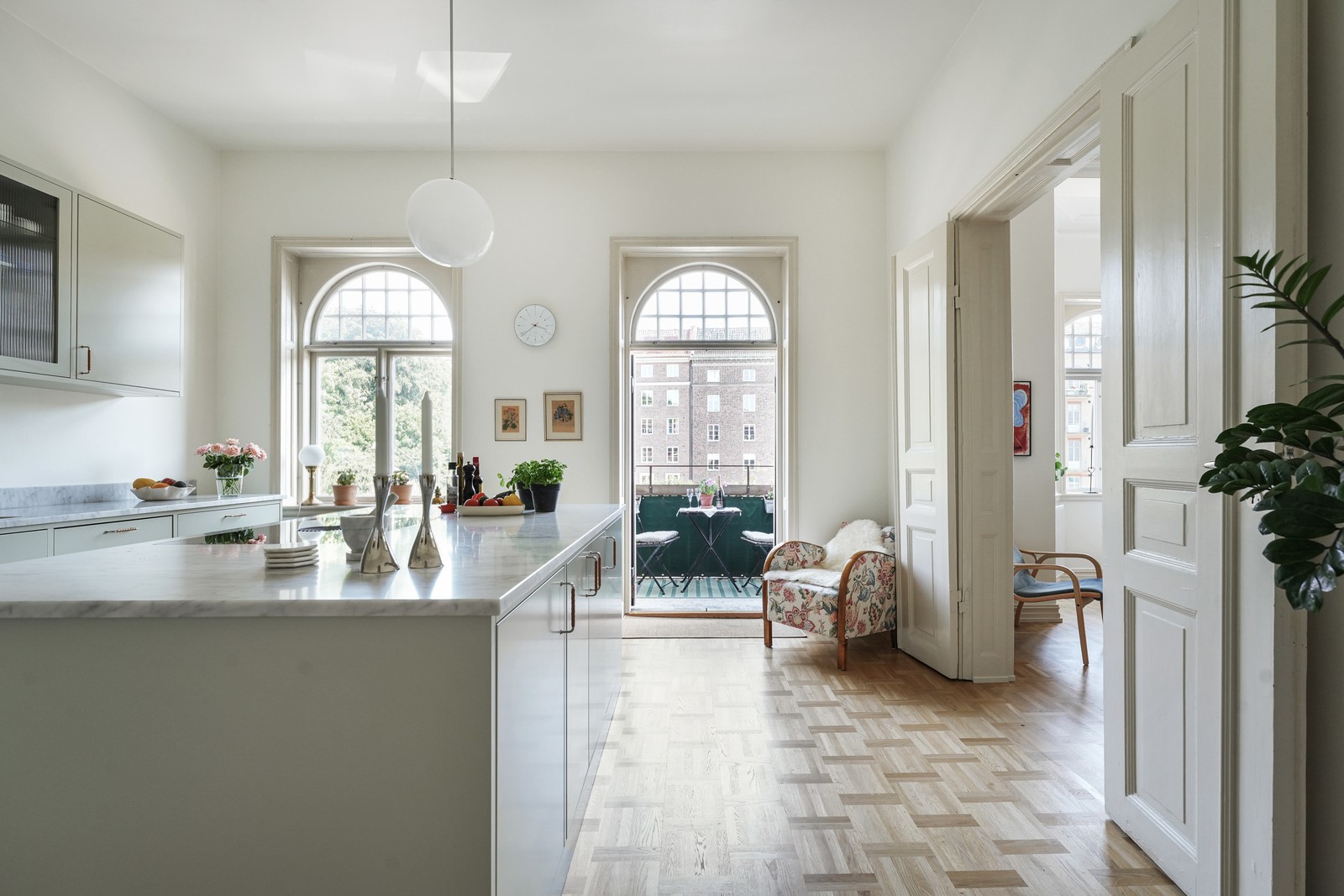 Kök med utgång till balkongen