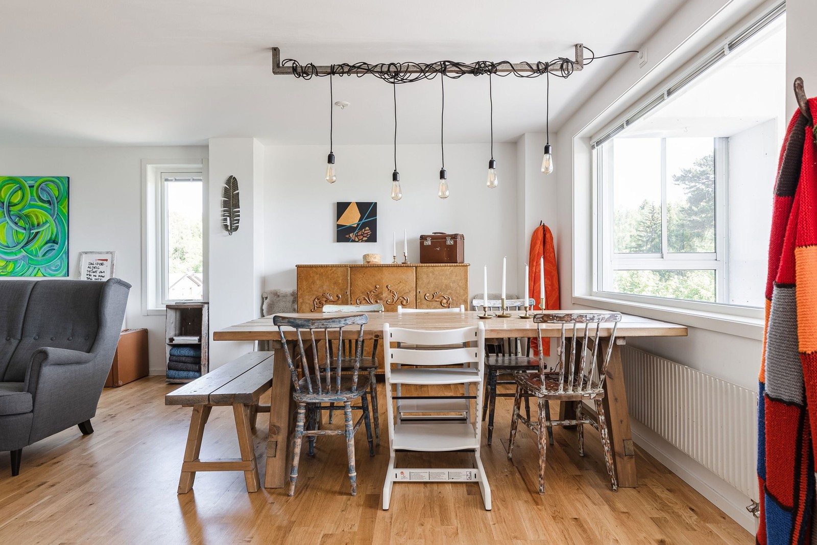 Vardagsrum med plats för matgrupp och soffgrupp.