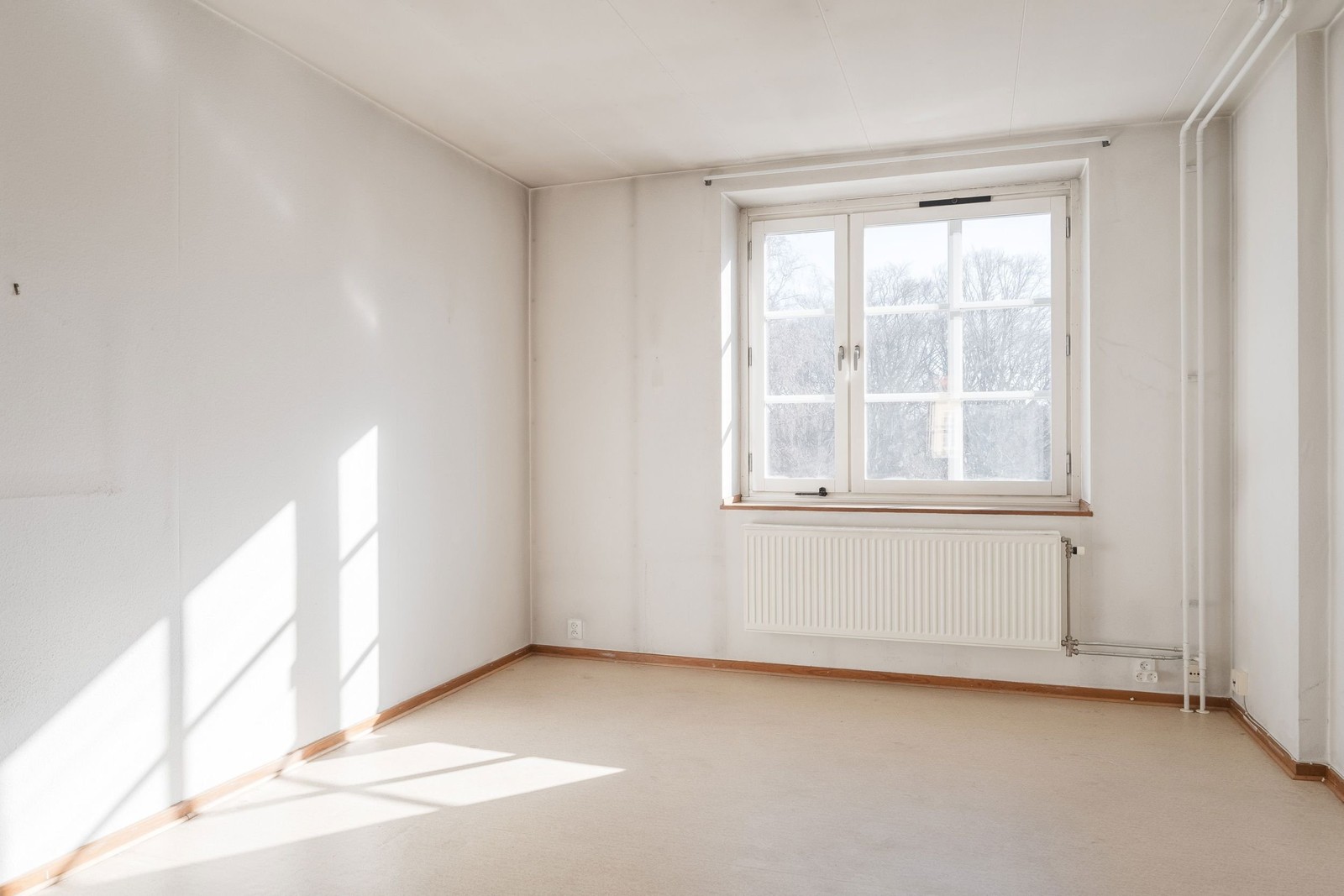 Underbart solljus och fri utsikt mot parken