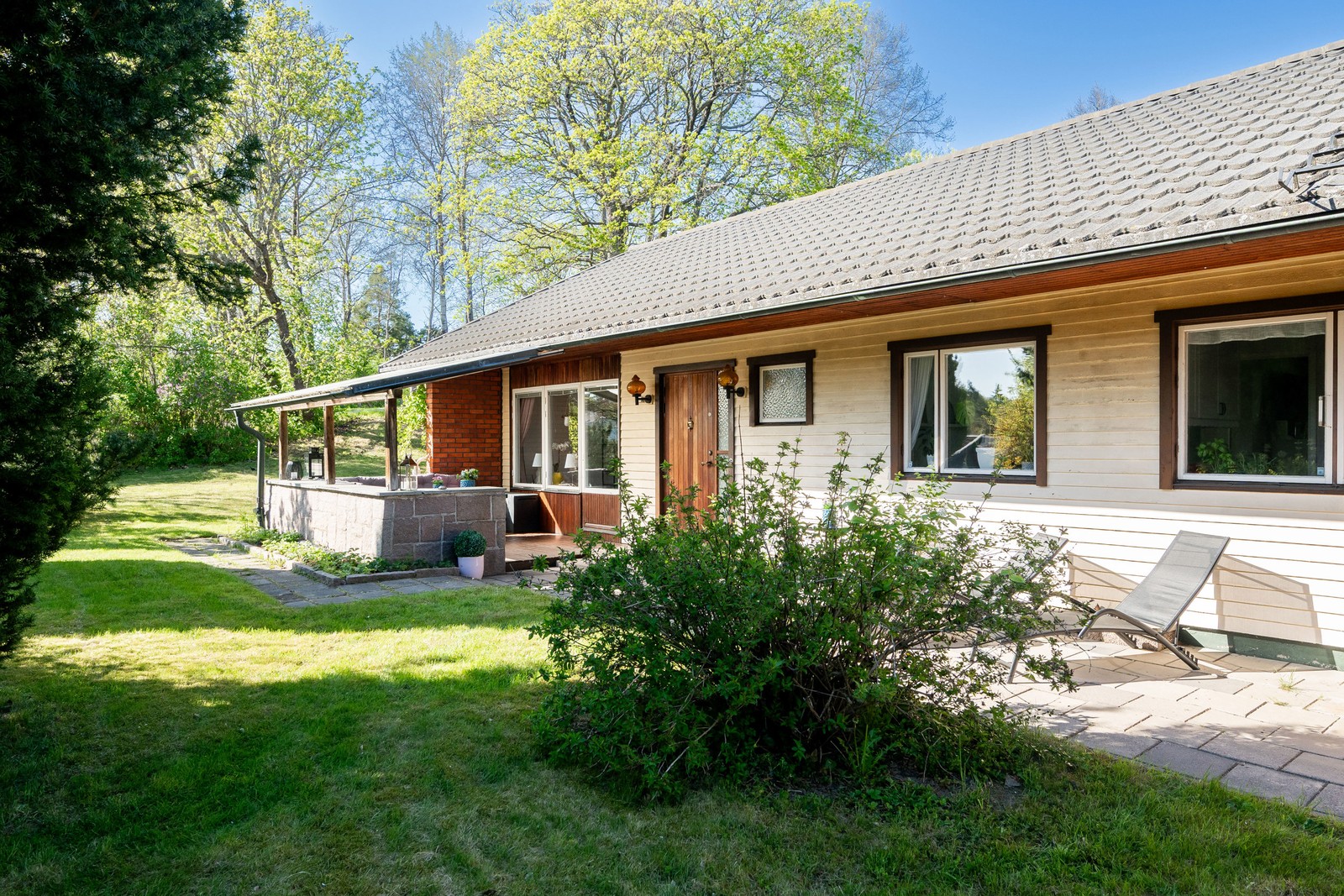 Entré och uteplats framsida