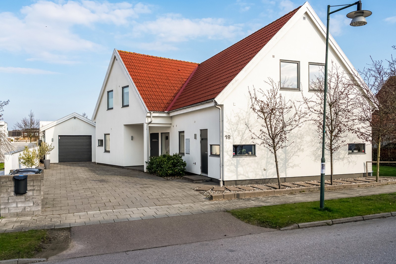 Uppfart med utrymme för flertalet fordon, garage