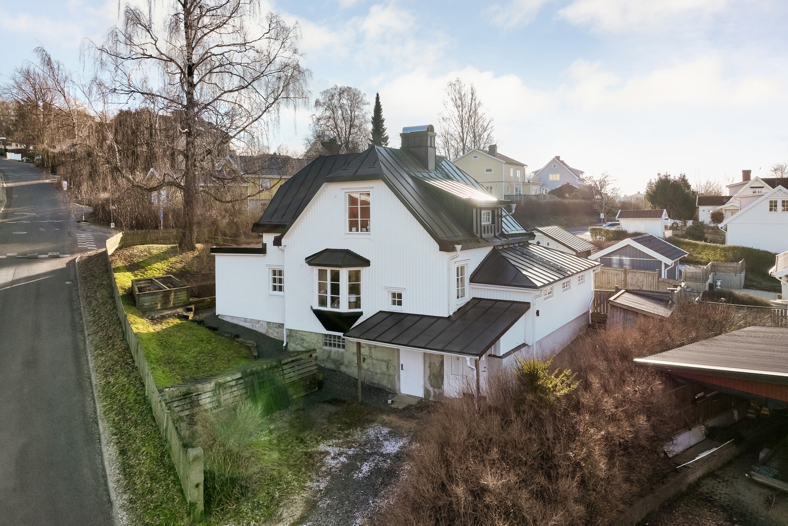 Välkomna till denna urcharmiga 1920-tals villa som erbjuder mycket karaktär och pool.