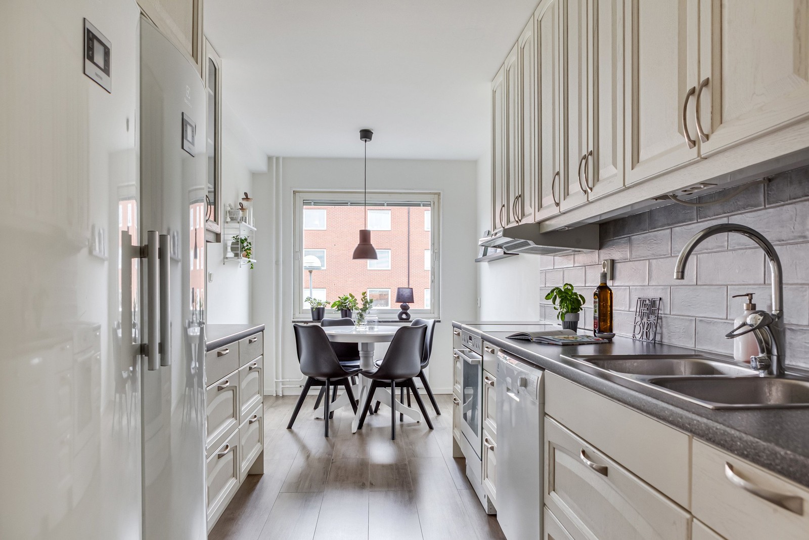 Gott om både förvaring och arbetsyta samt trevlig plats för matbord