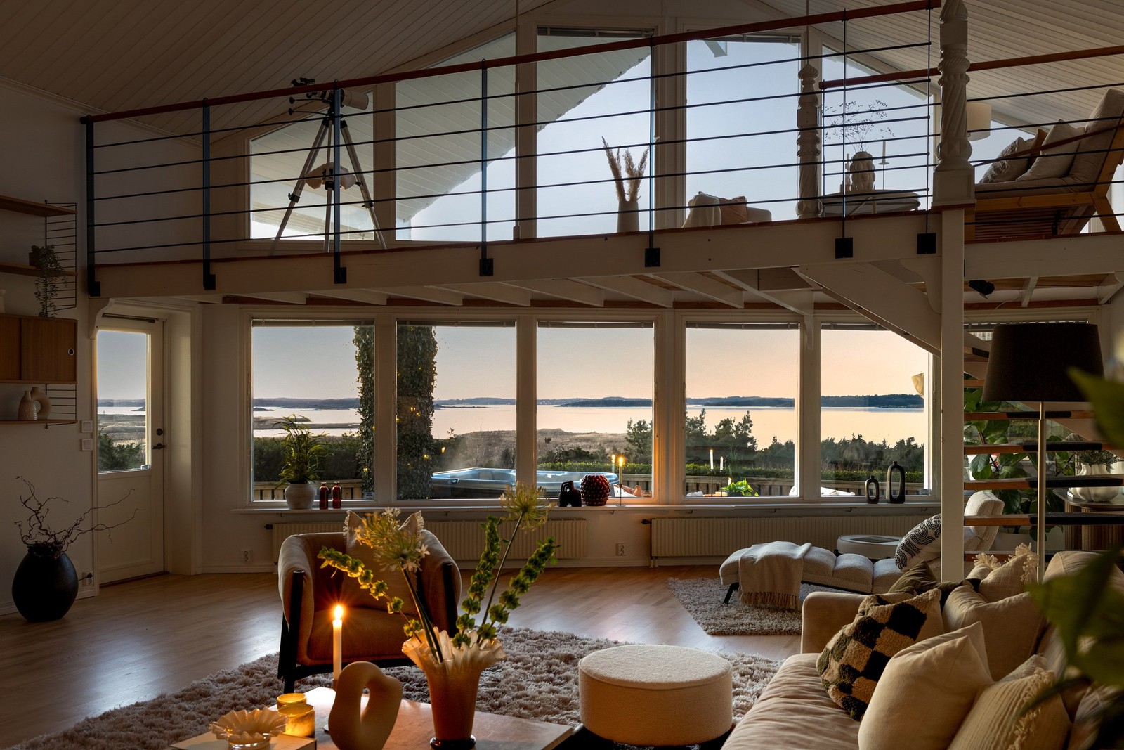 Oslagbart kustläge med panoramavy över hav och klippor