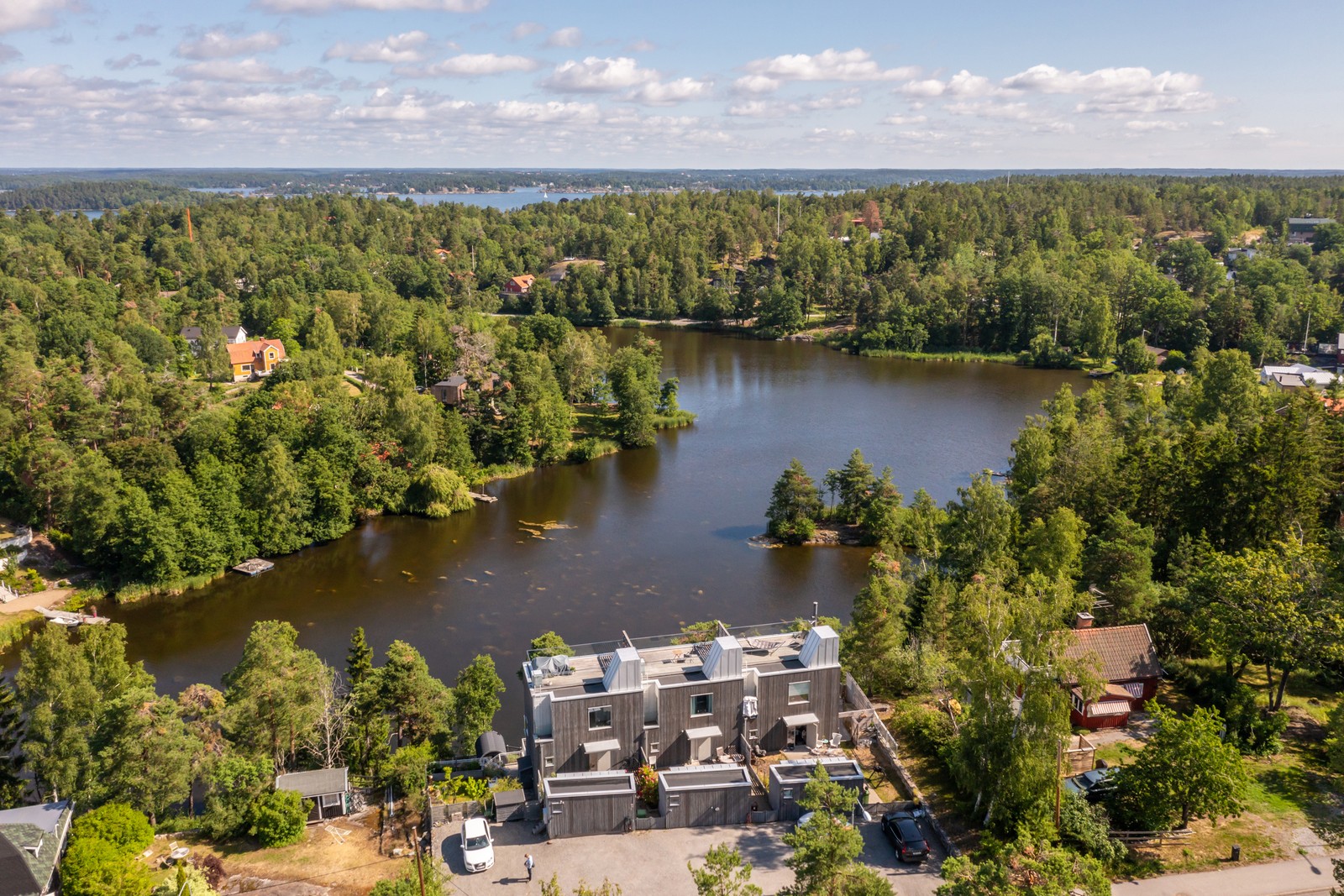 Högt och fritt läge med utsikt över Karbosjön