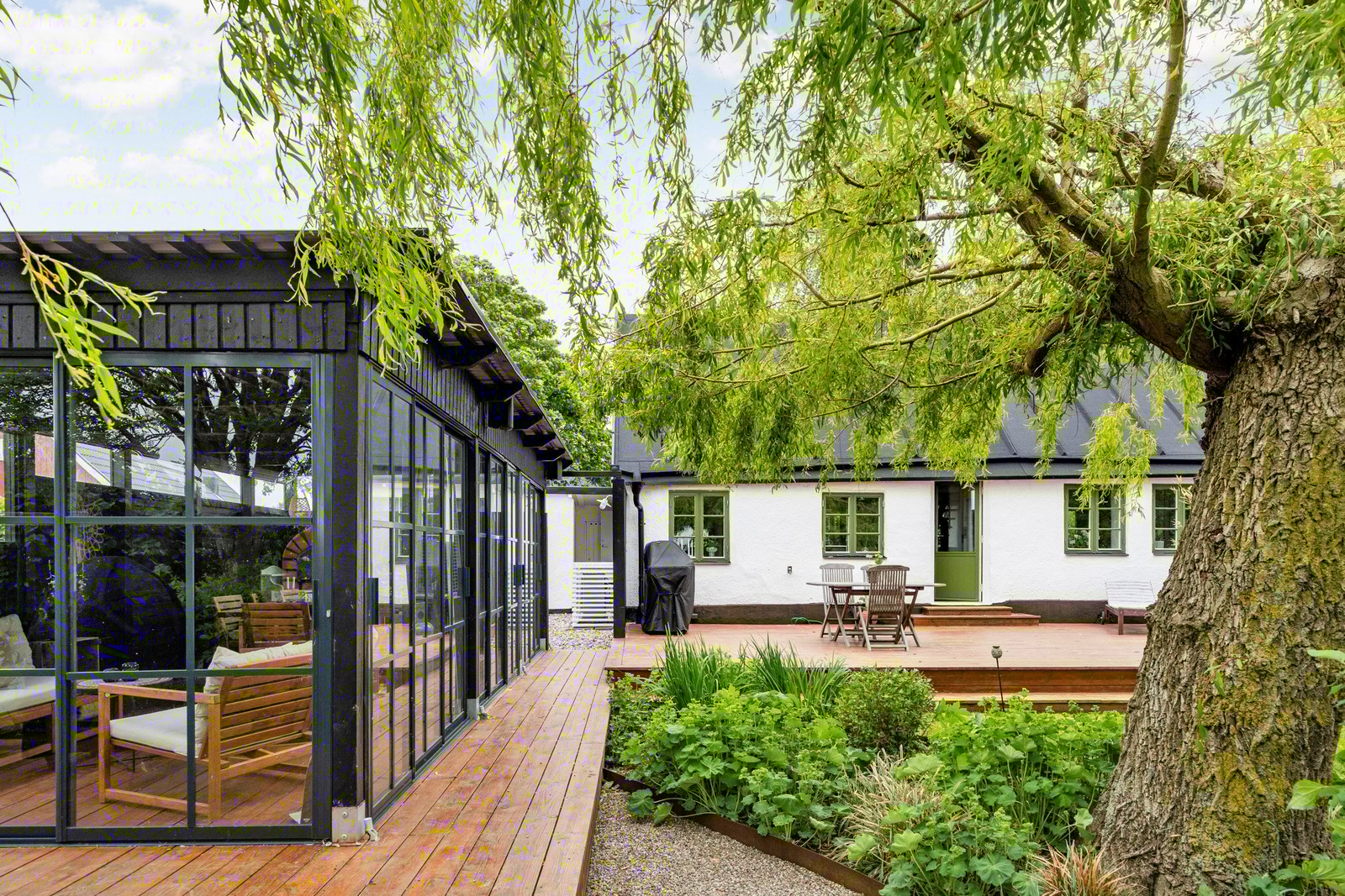 Lantlig charm med ljuvlig trädgård och milsvid utsikt