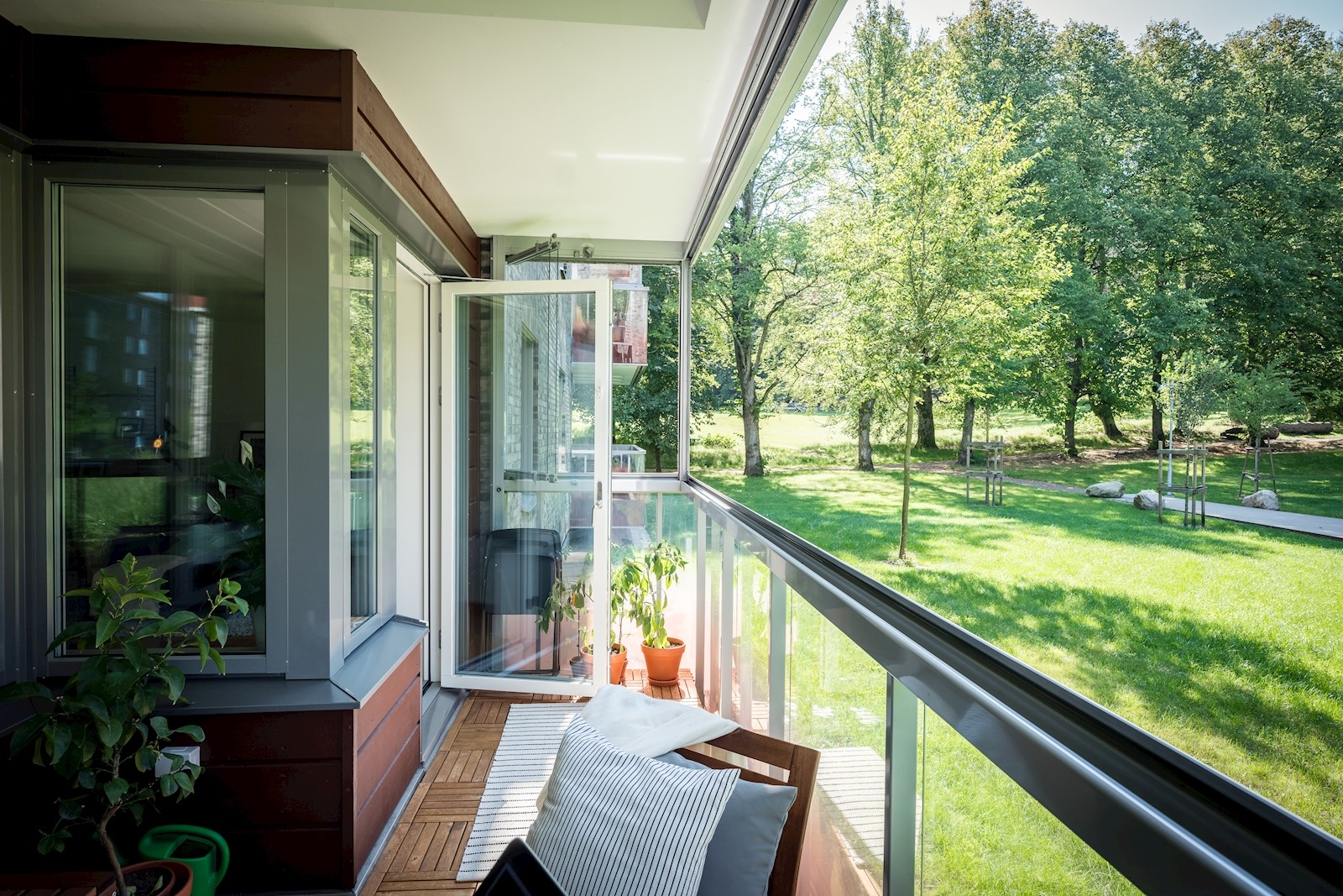 Stor inglasad balkong med ljuvligt västerläge där ni kan njuta av solen från lunch till kväll