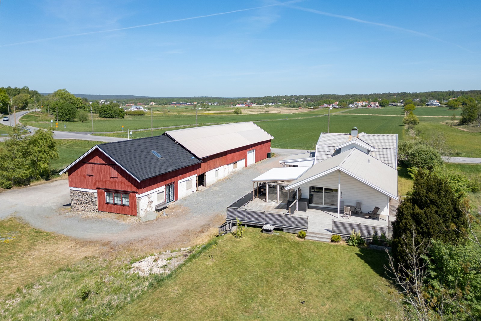 Villa med ekonomibyggnad med många möjligheter