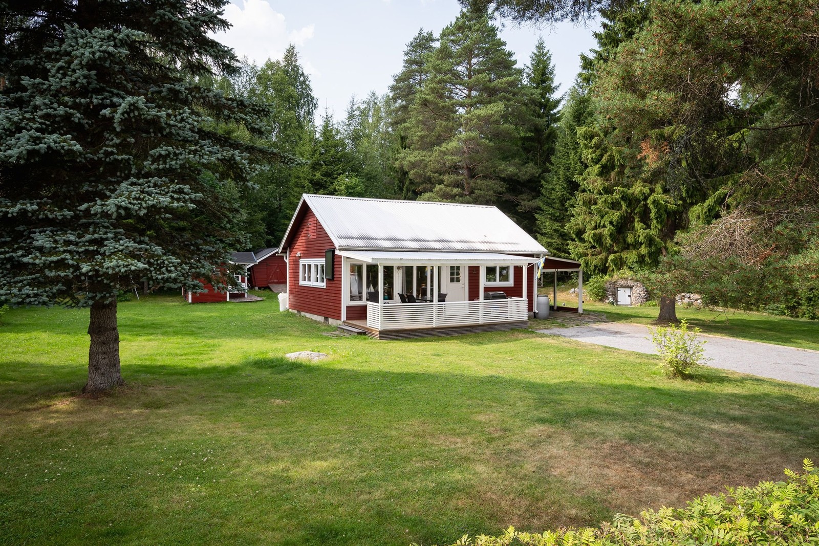 Välhållen stuga med fin tomt