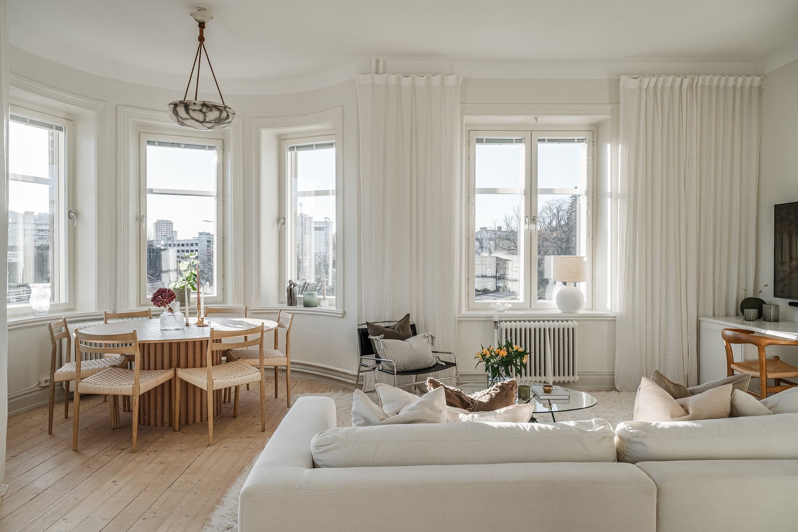 Burspråk, härligt golv, stora fönsterpartier i två vädersteck, vad mer kan man begära i ett vardagsr