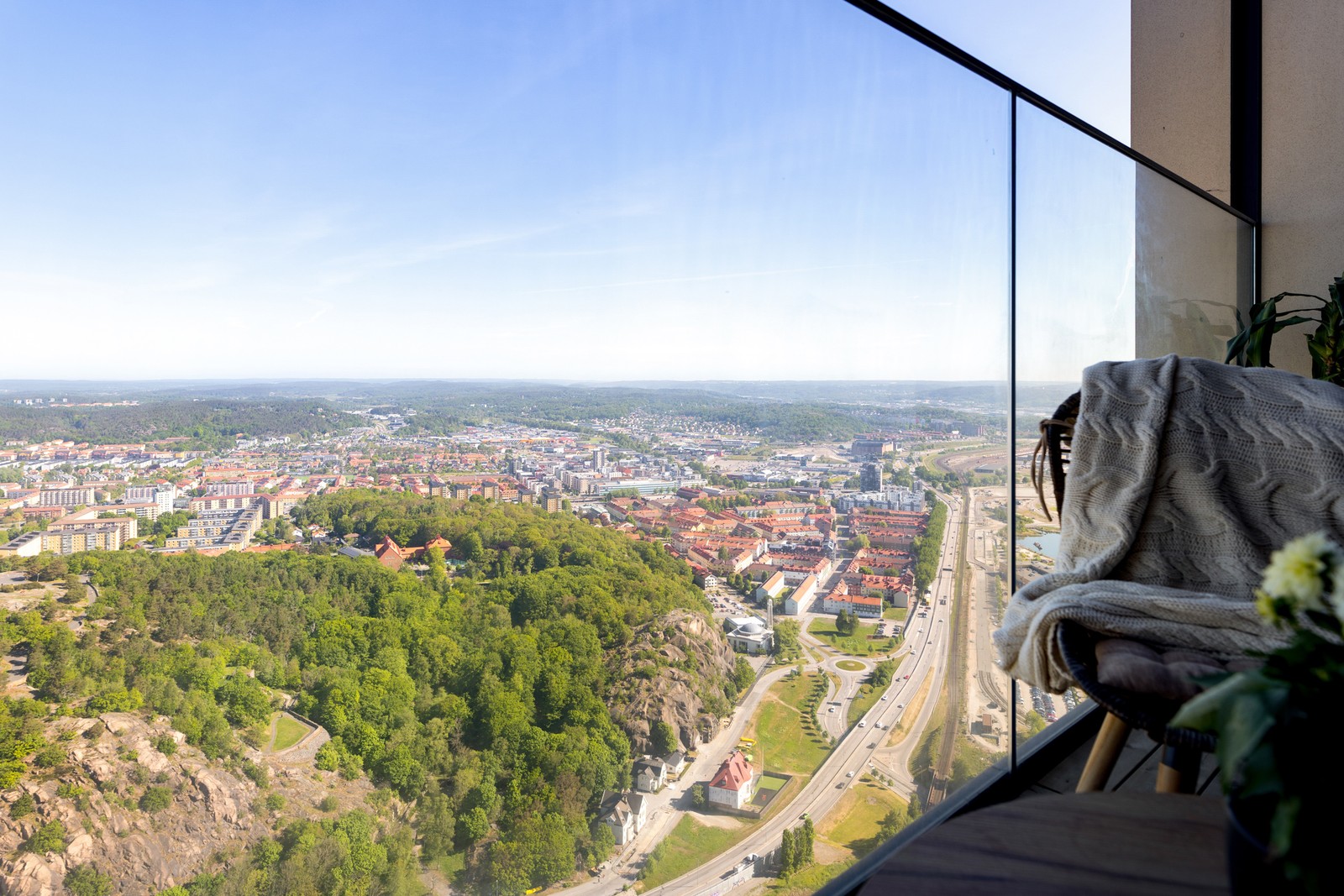 Balkongen har sol hela kvällen och är riktigt njutbar