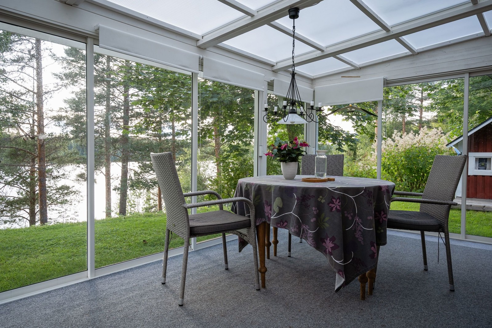 Magisk inglasad uteplats med vy över älven