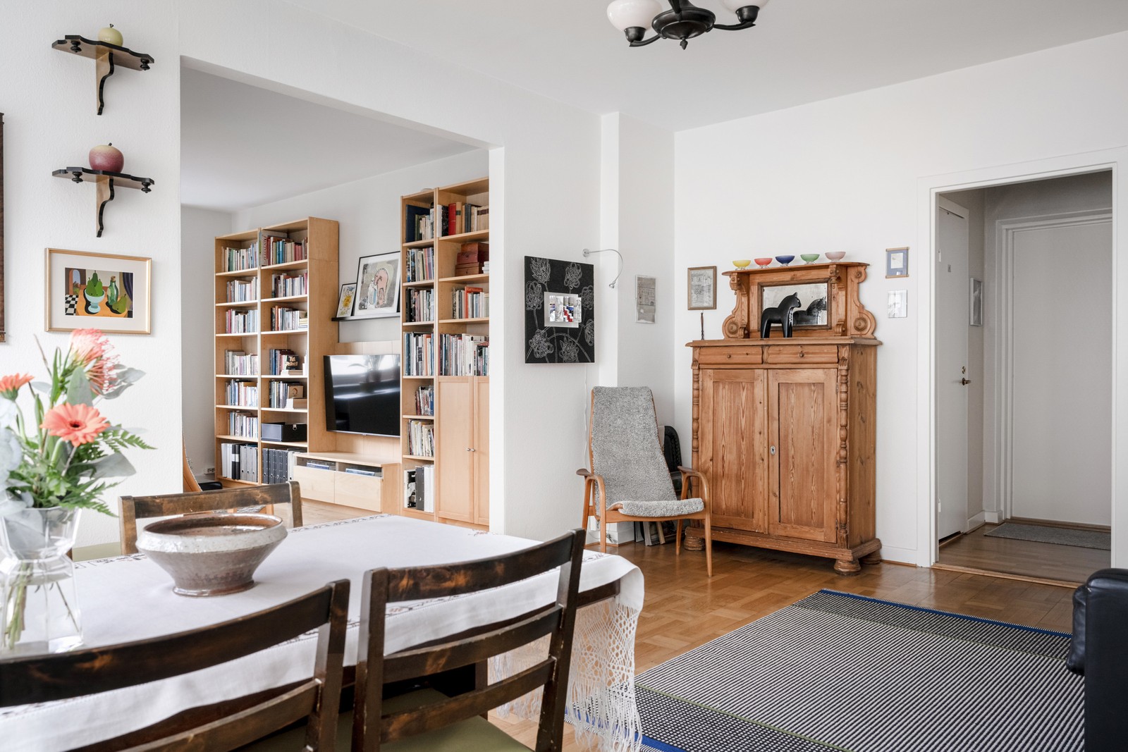 Välkommen till denna ljusa och rymliga trea på omtyckta Cederströmsgatan 4!