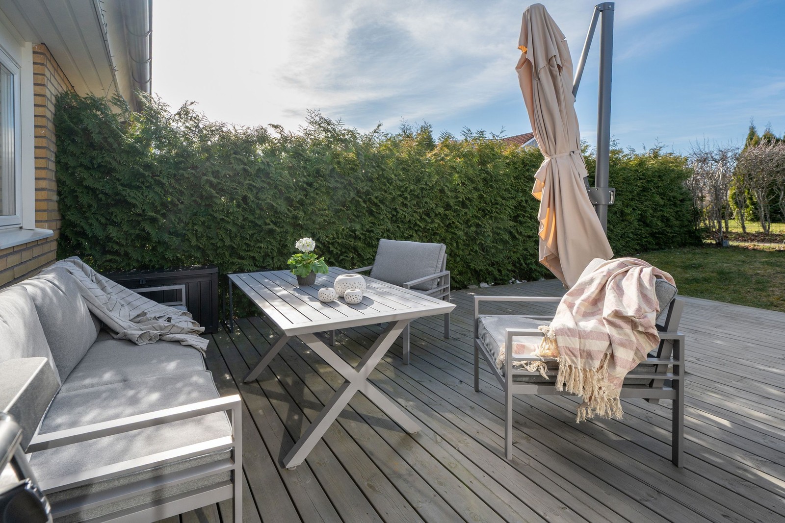 Uteplats baksidan vid uterum och trädgård