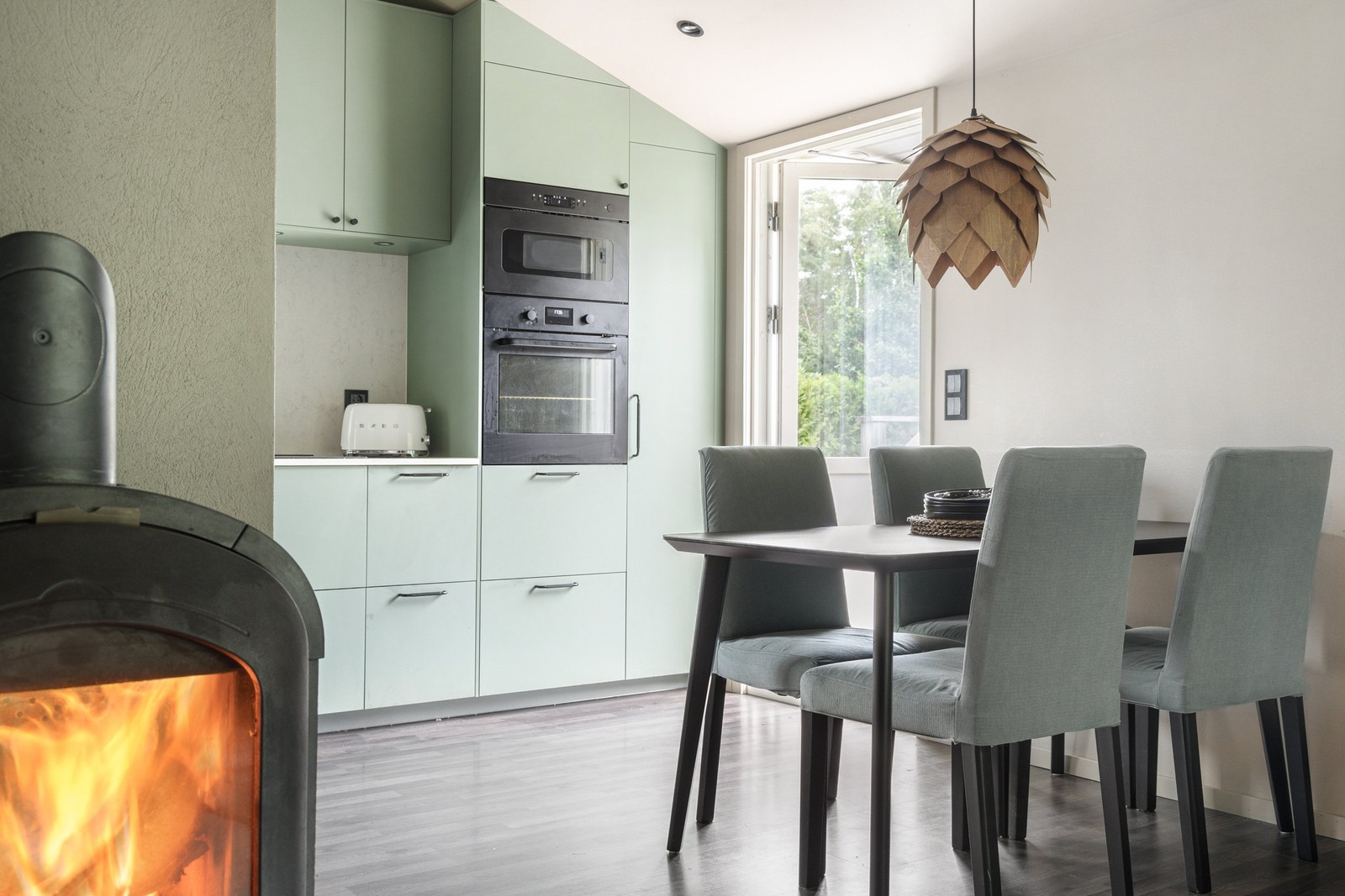 Plats för ett stort matbord intill den värmande kaminen