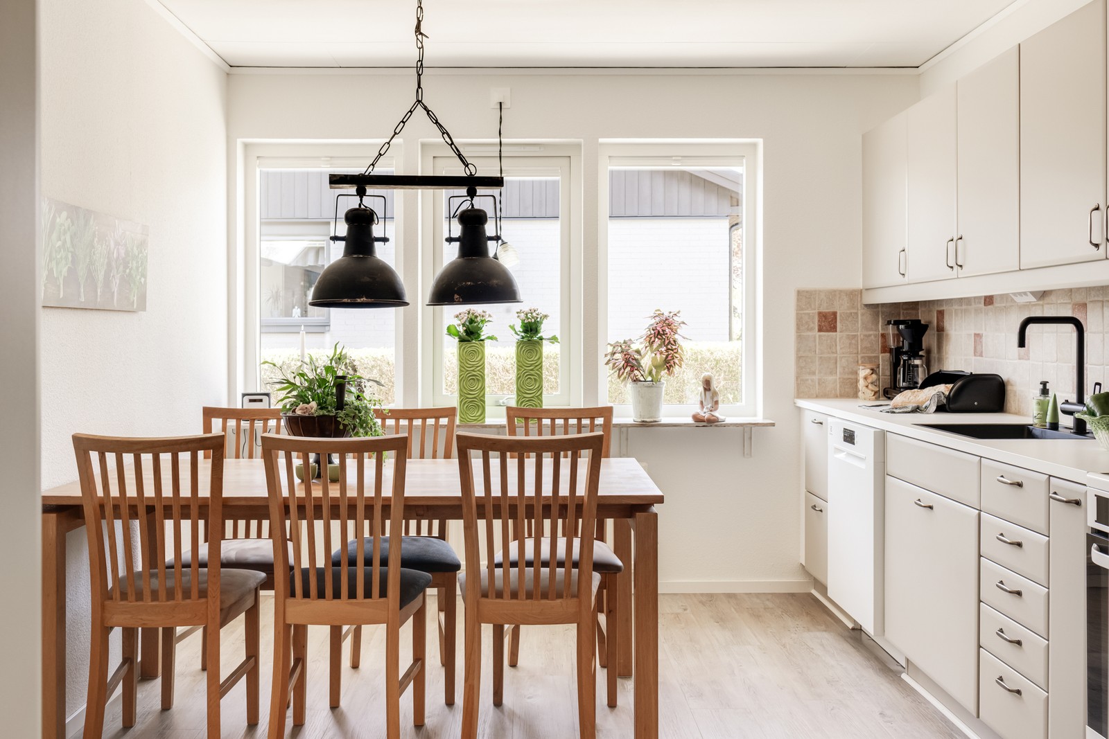 Uppdaterat kök i modern färgskala