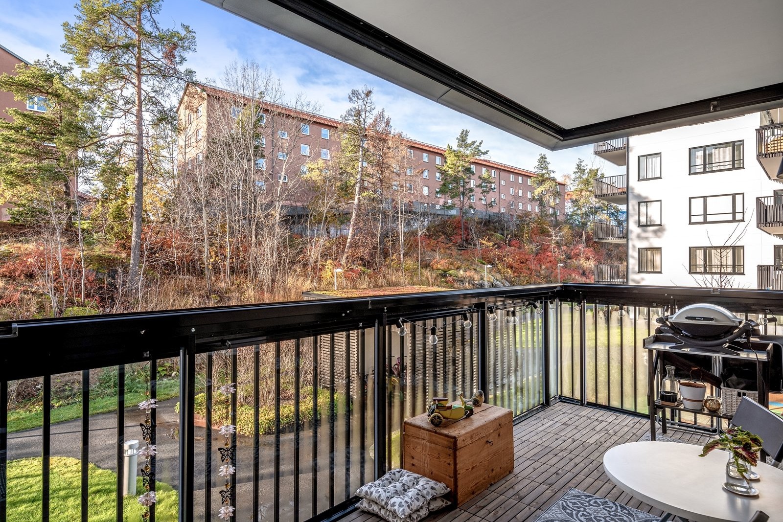 Inglasad balkong i ett lugnt och avkopplande läge