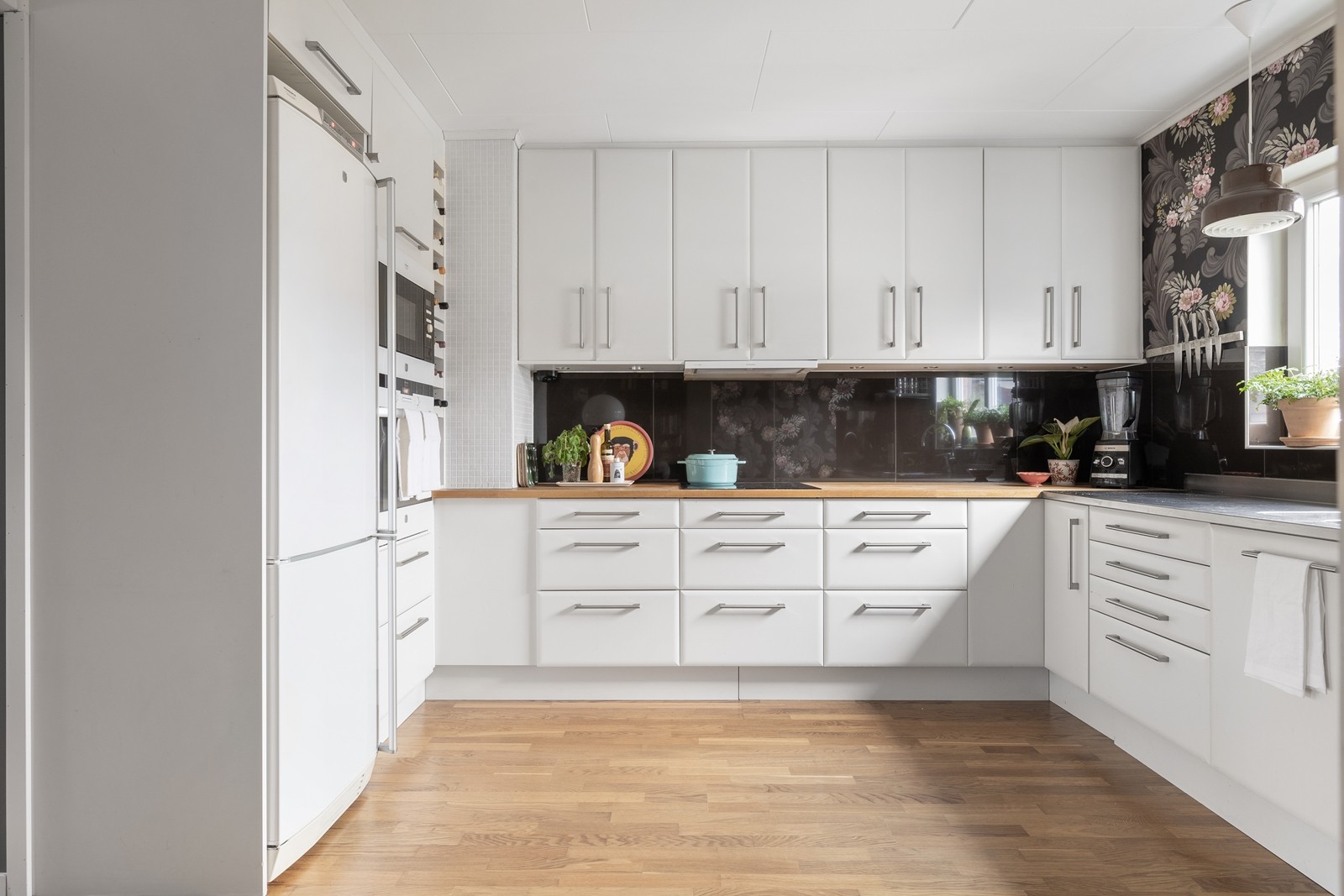 Välplanerat kök med gott om förvaring