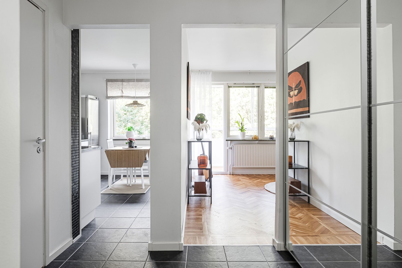 Välkommen till Lållåvägen 22A. Här möts du av en ljus, öppen och luftig hall