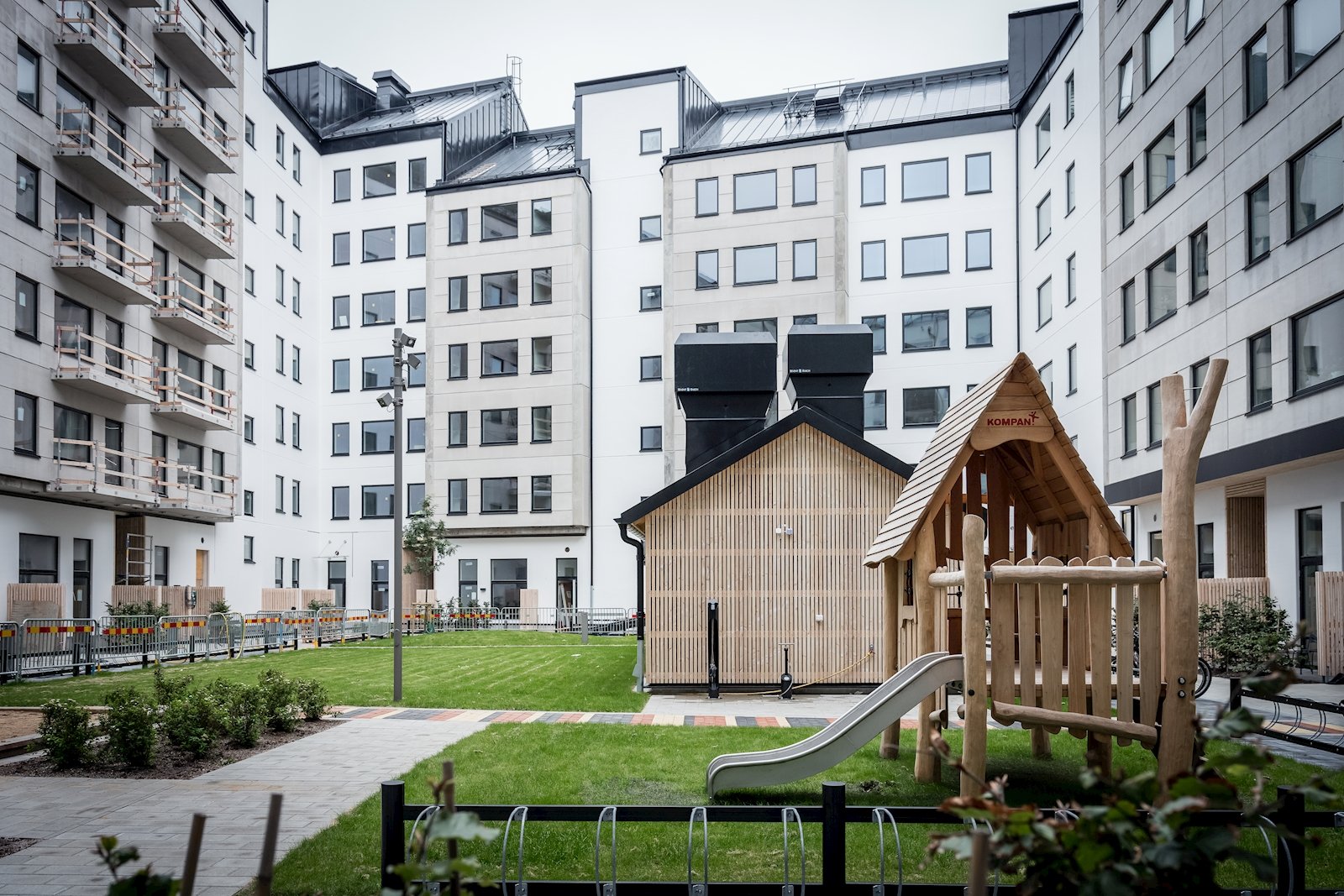 På gården finns lekyta, grillmöjligheter, cykelstation och komplett sopsortering