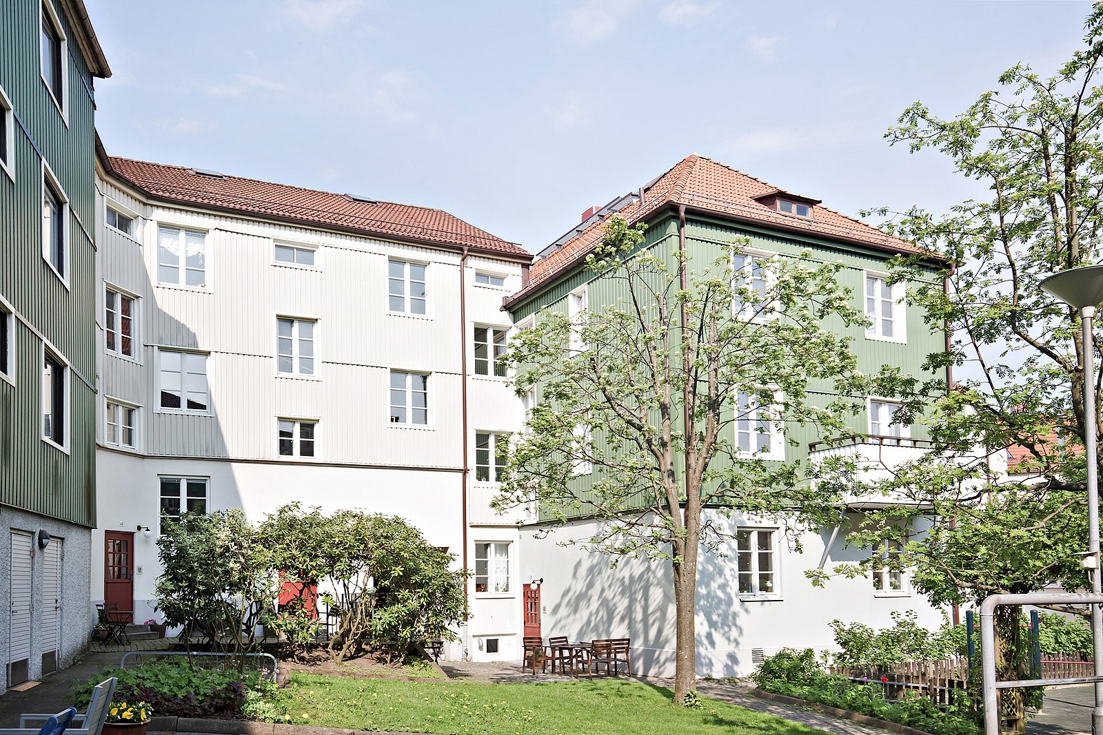 Välkommen till Brf Paradis och en grönskande innergård omsluten av hus som skapar en mysig oas