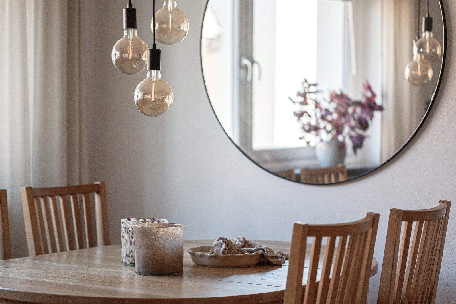 Välkomna till denna charmiga 2:a med vackra golv, genomgående planlösning & mysig balkong