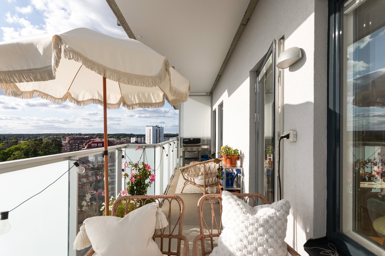 Balkong med sol större delen av dagen