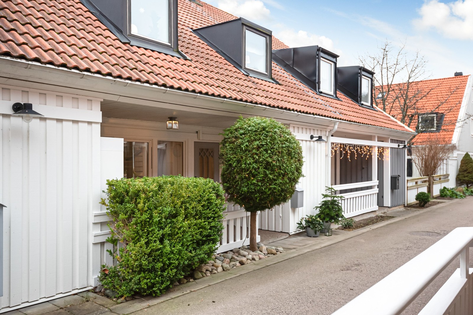 Välkommen till ett topprenoverat radhus i barnvänliga Skintebo