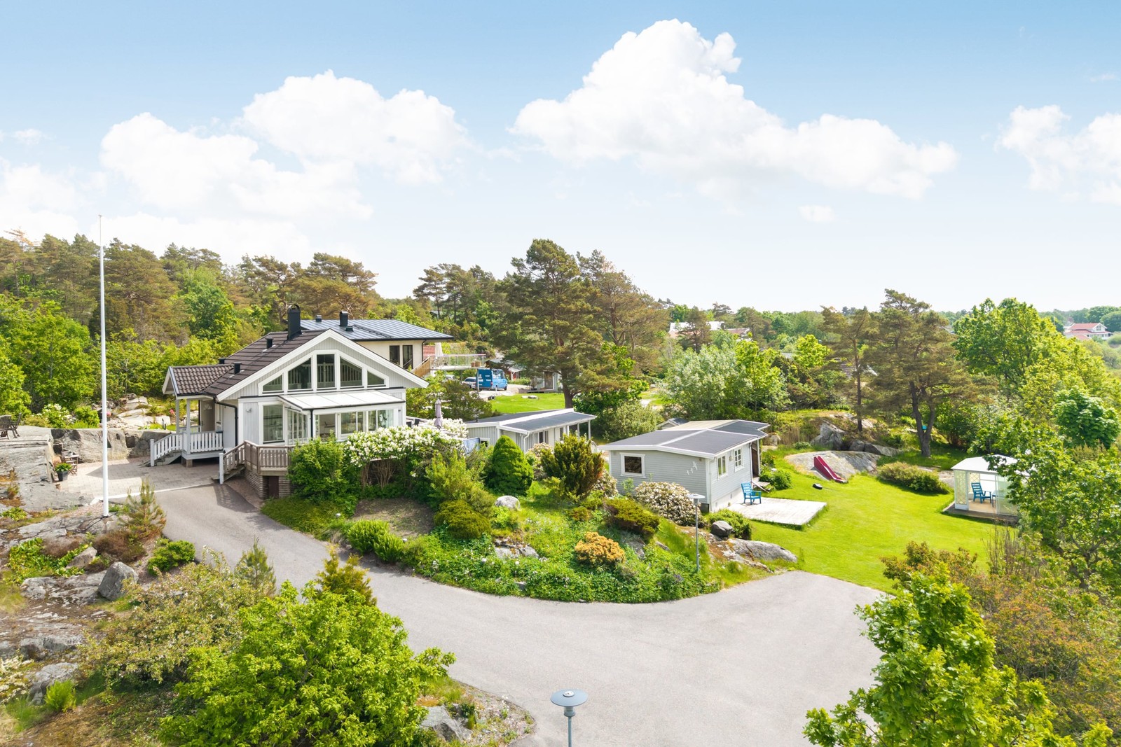 Hela fastigheten med villa, två stugor, växthus och paviljong