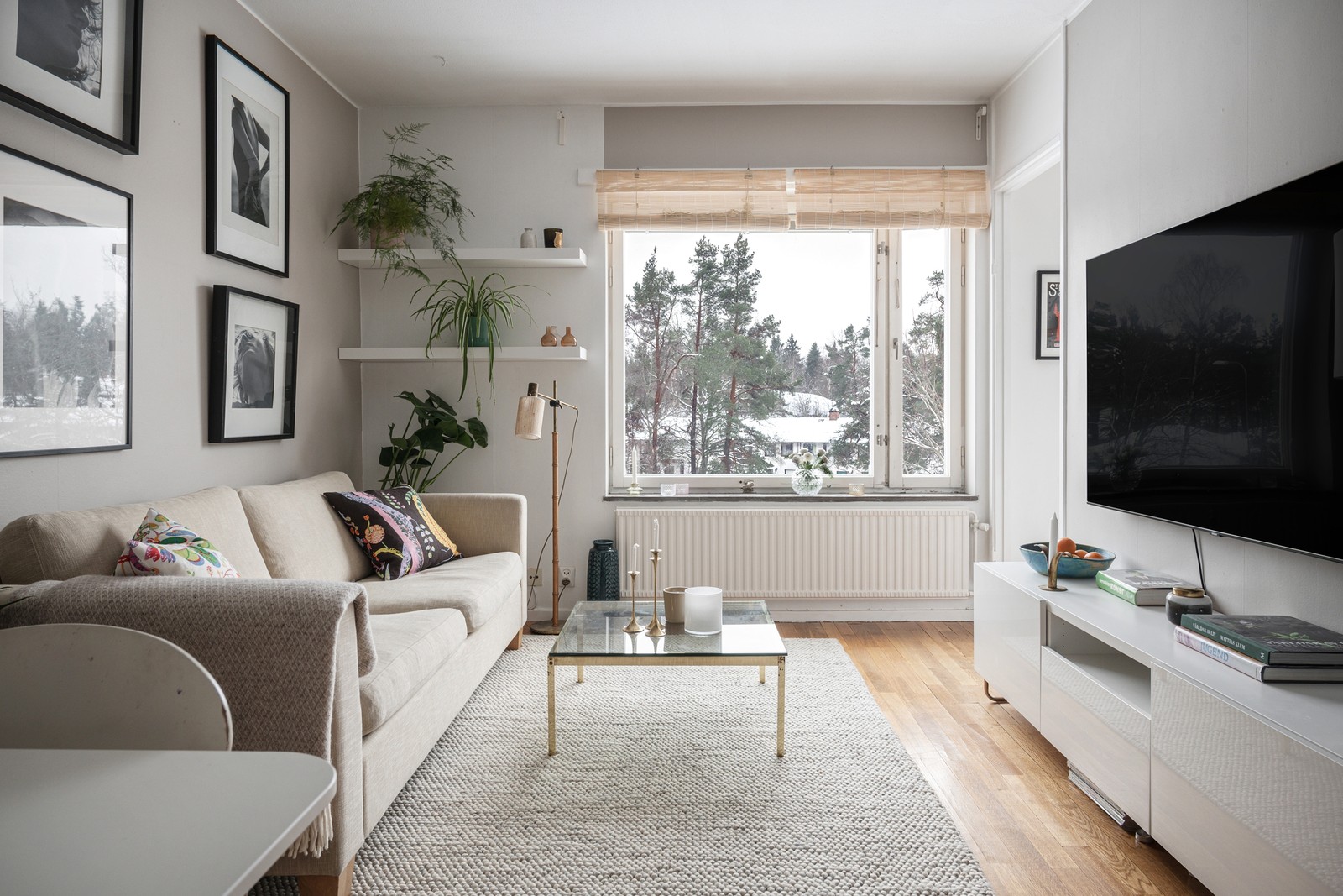 Rymligt vardagsrum i ett fritt läge