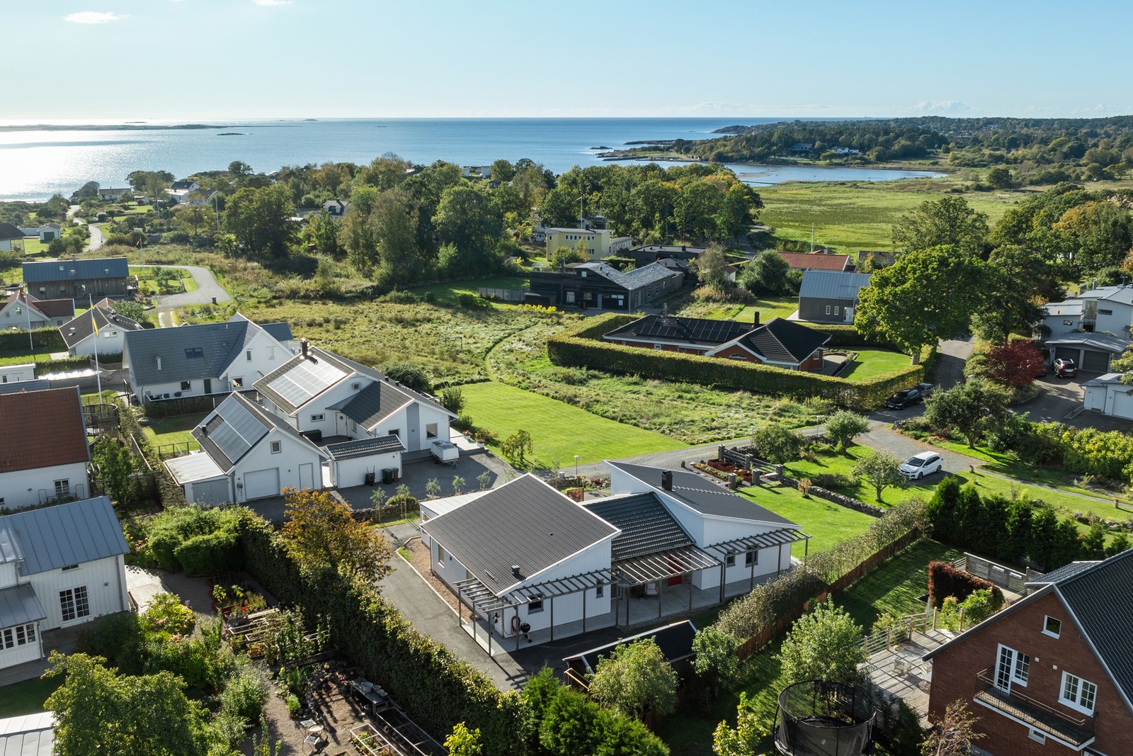 Naturskön miljö med havet runt knuten