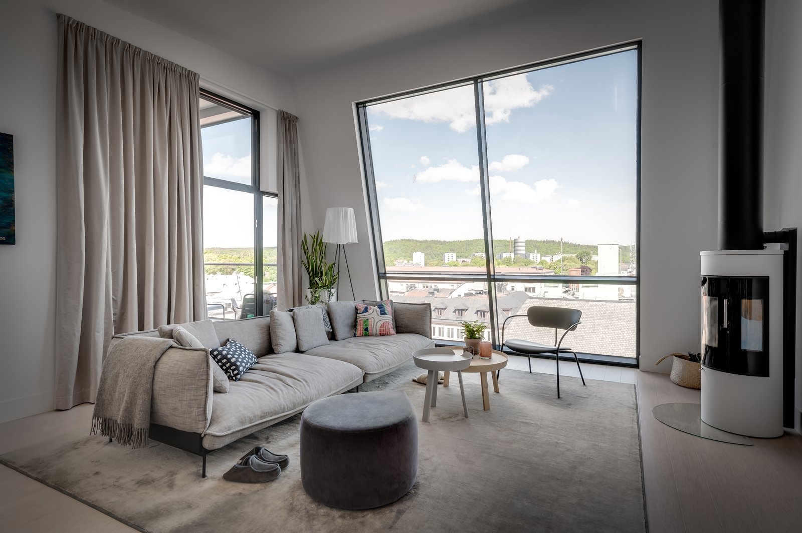 Bjurfors Borås presenterar en öppen och smått dramatisk takvåning om 108 kvm.