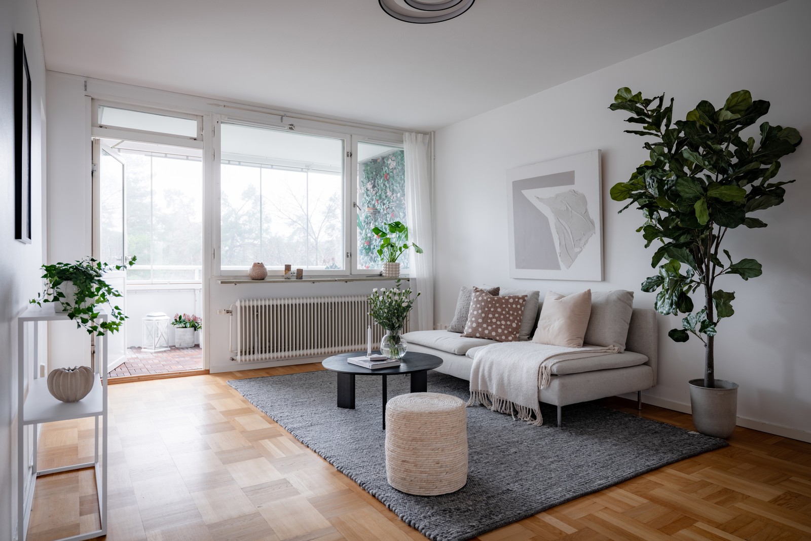 Vardagsrum med utgång till balkong