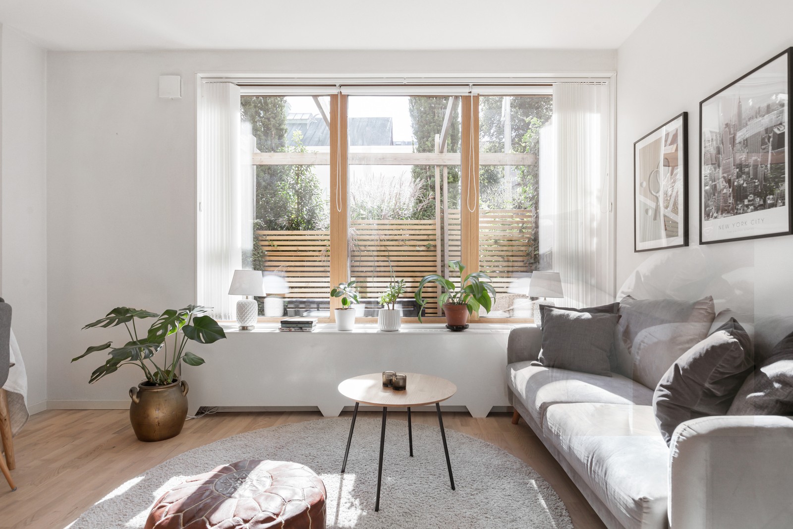 Ett stort fönsterparti bjuder in rikligt med ljus till rummet