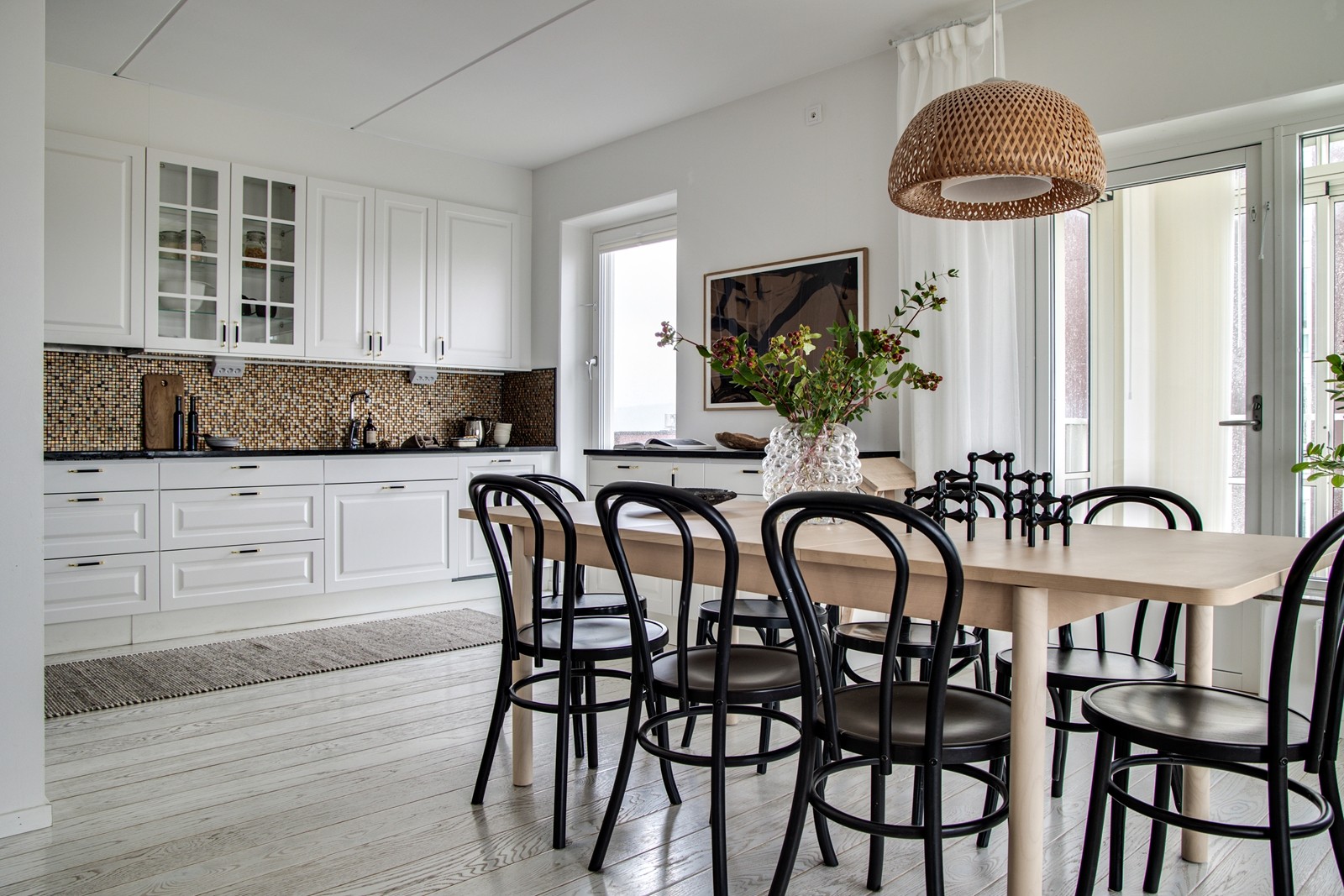 Matbordet har sin givna plats i rummet