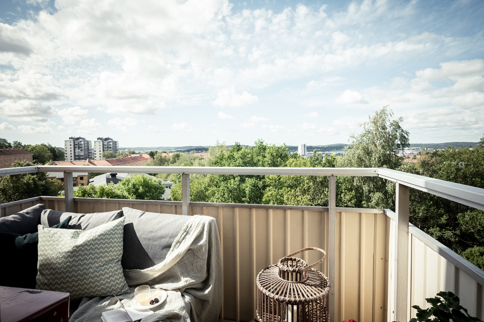 Den ljuvliga balkongen har sol från eftermiddag till kväll