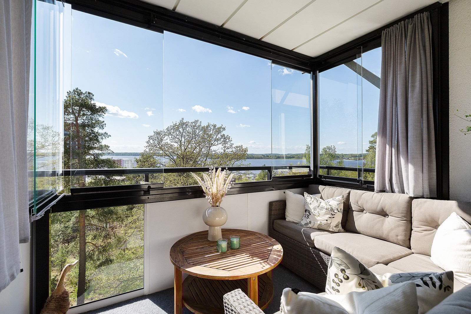 Inglasad balkong med magisk utsikt