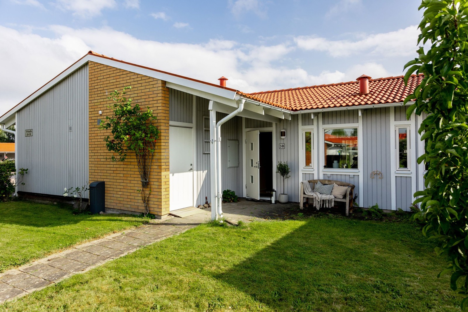 Lättskött gräsyta i anslutning till entrén