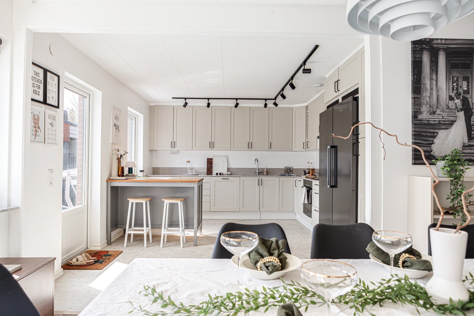 Välkomna till detta stilfulla och välplanerade boende på attraktivt läge!