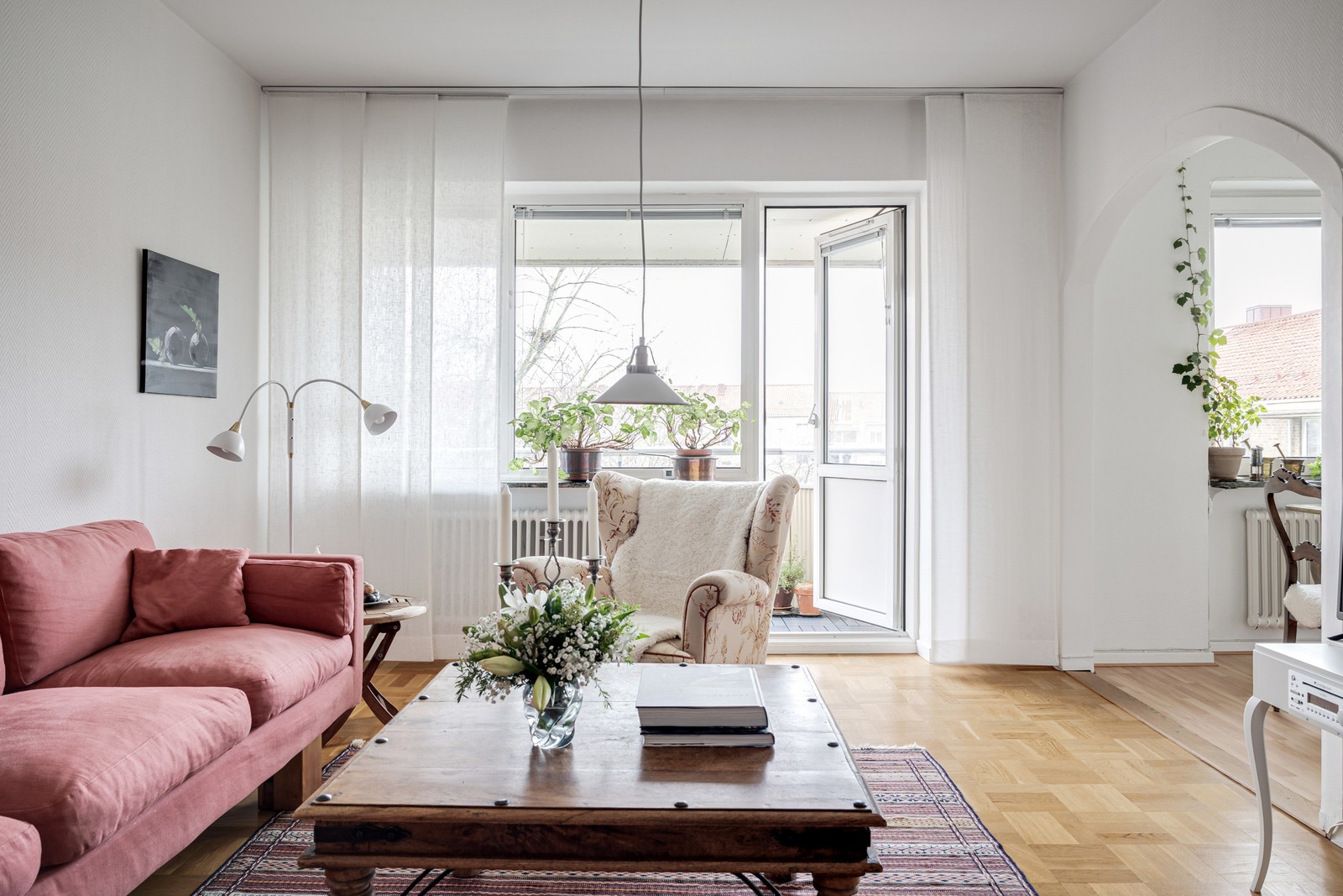 Ljust vardagsrum med öppen planlösning mot köket