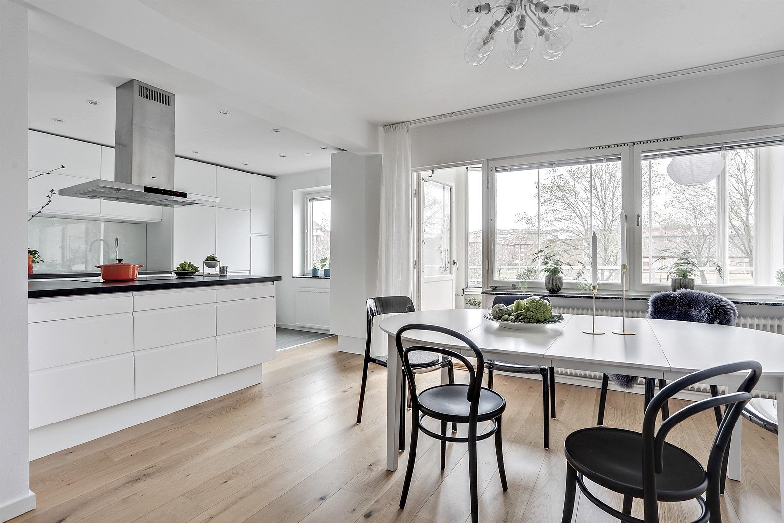 Samtliga rum har försetts med exklusiv ekparkett i breda tiljor