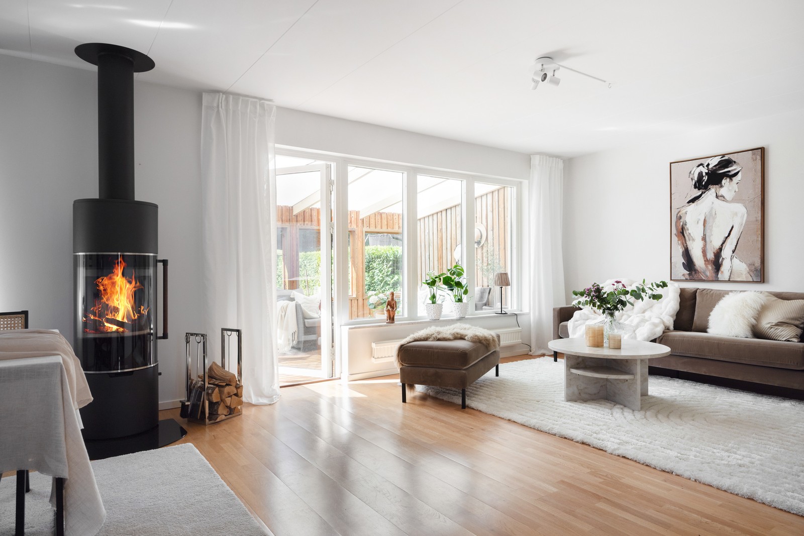 Stora sociala ytor med kaminen centralt placerad