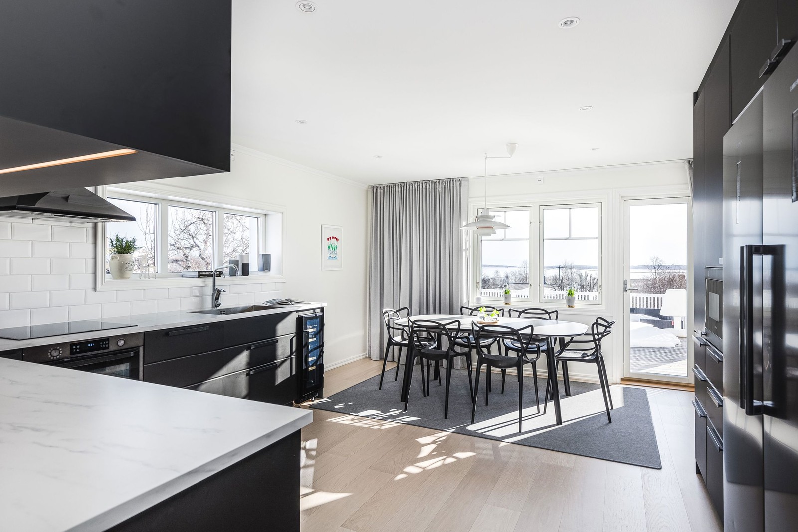 Rymligt kök med utgång uteplats i fint solläge.